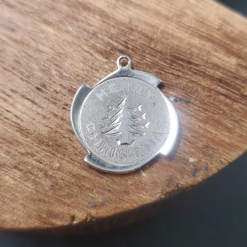 P270 Merry Christmas Medallion‎ Pendant Collectible